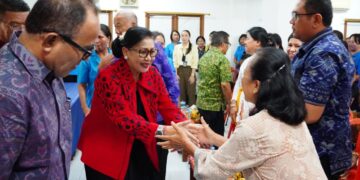 Putri Koster saat sosialisasi pengolahan sampah berbasis sumber kepada WKRI di Keusjupan Denpasar. -IST/Balitopik.com