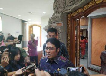 Wakil Gubernur Bali, I Nyoman Giri Prasta didampingi Ketua DPRD Bali, Dewa Jack. -Balitopik.com