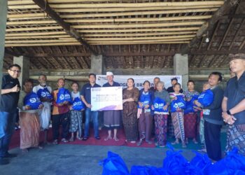BRI Group saat membagikan paket sembako untuk warga tidak mampu di Karangasem. -IST/Balitopik.com