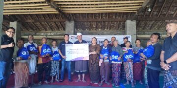 BRI Group saat membagikan paket sembako untuk warga tidak mampu di Karangasem. -IST/Balitopik.com