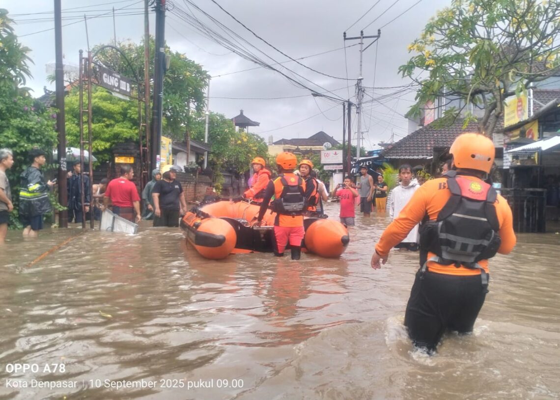 Tim SAR Bali saat evakuasi sejumlah korban banjir di Denpasar. -IST/Balitopik.com