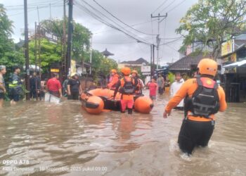 Tim SAR Bali saat evakuasi sejumlah korban banjir di Denpasar. -IST/Balitopik.com