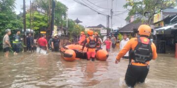 Tim SAR Bali saat evakuasi sejumlah korban banjir di Denpasar. -IST/Balitopik.com