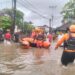 Tim SAR Bali saat evakuasi sejumlah korban banjir di Denpasar. -IST/Balitopik.com