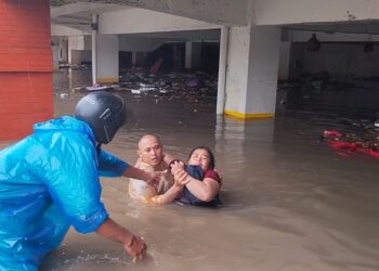 TNI dari Kodim 1611/Badung melakukan evakuasi korban banjir di Pasar Kumbasari, Badung - foto: Koranjuri.com