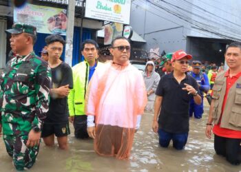 Gubernur Bali Wayan Kosrer (kedua dari kiri) dan Wali Kota Denpasar Jaya Negara (ketiga dari kiri) saat meninjau banjir di pasar Badung. -Balitopik.com