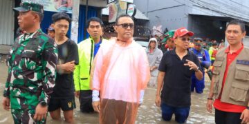 Gubernur Bali Wayan Kosrer (kedua dari kiri) dan Wali Kota Denpasar Jaya Negara (ketiga dari kiri) saat meninjau banjir di pasar Badung. -Balitopik.com