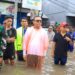 Gubernur Bali Wayan Kosrer (kedua dari kiri) dan Wali Kota Denpasar Jaya Negara (ketiga dari kiri) saat meninjau banjir di pasar Badung. -Balitopik.com