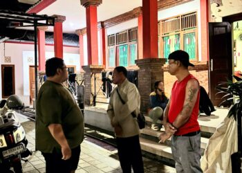 Para pemuda lintas agama saat berada di posko kemanusiaan di Jalan Pura Demak. -Balitopik.com