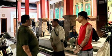 Para pemuda lintas agama saat berada di posko kemanusiaan di Jalan Pura Demak. -Balitopik.com