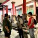 Para pemuda lintas agama saat berada di posko kemanusiaan di Jalan Pura Demak. -Balitopik.com