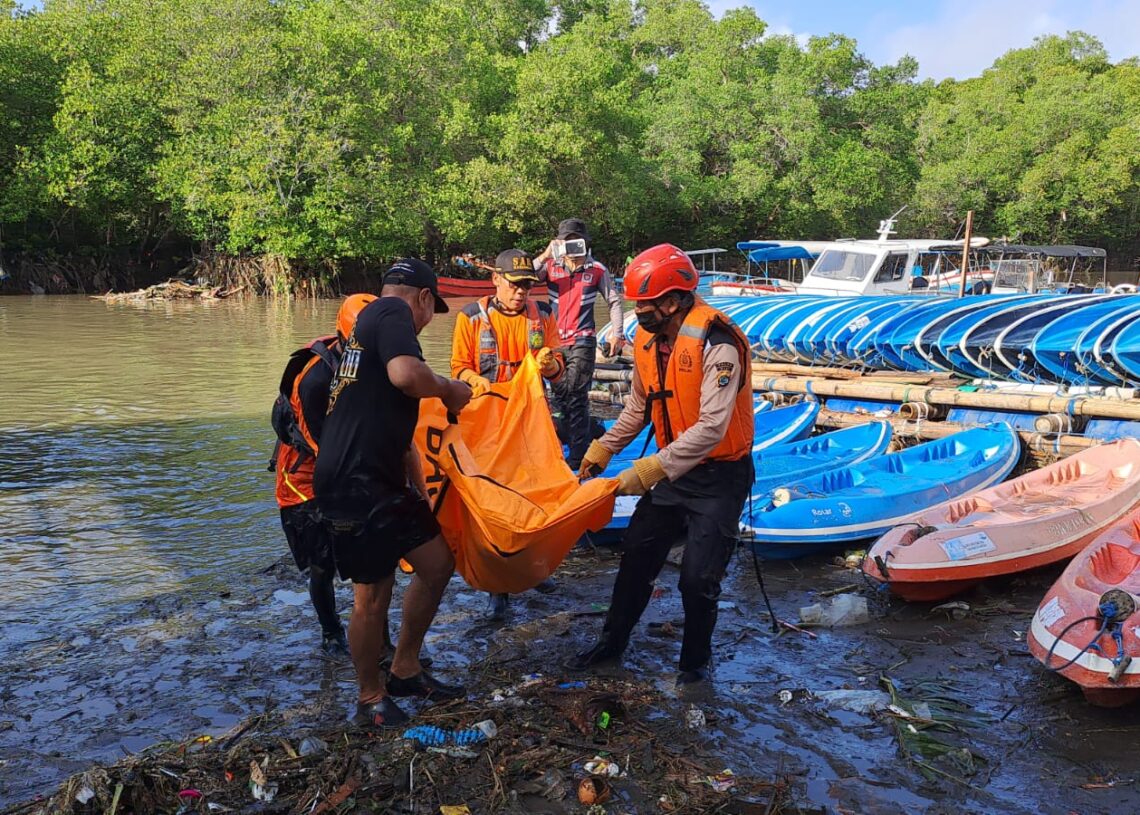 Tim SAR saat evakuasi jenazah korban banjir yang ditemukan tadi pagi. -Balitopik.com