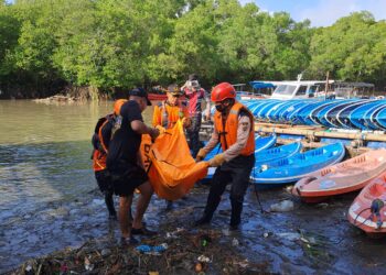 Tim SAR saat evakuasi jenazah korban banjir yang ditemukan tadi pagi. -Balitopik.com
