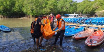 Tim SAR saat evakuasi jenazah korban banjir yang ditemukan tadi pagi. -Balitopik.com