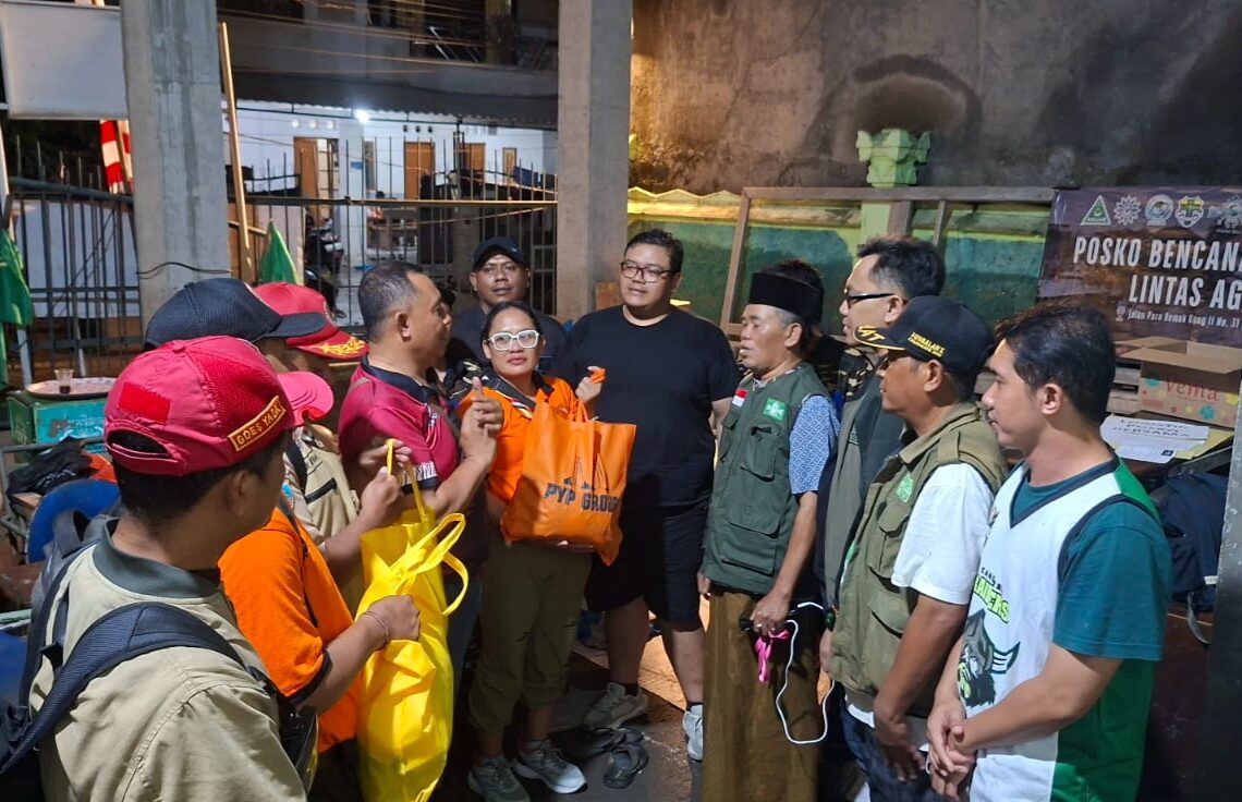 Para pemuda lintas iman saat menerima sumbangan dari masyarakat untuk disalurkan kepada warga yang terdampak banjir. -Balitopik.com