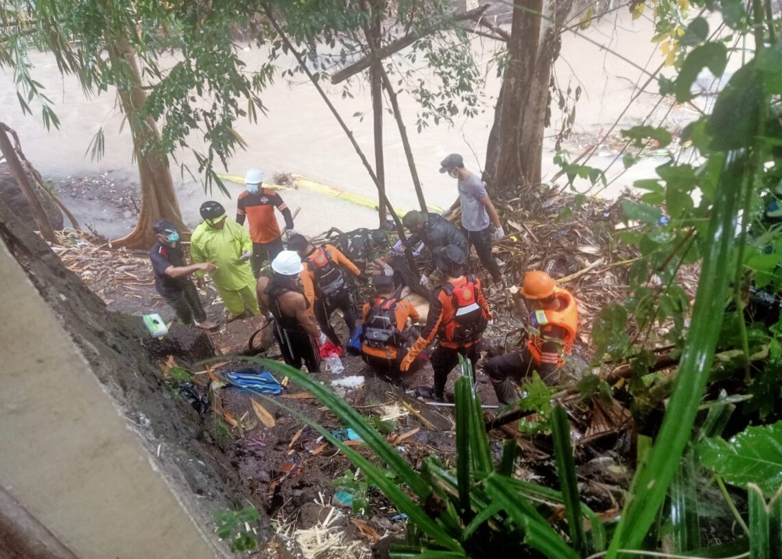 Tim SAR Gabungan saat mengevakuasi salah satu jenah yang ditemukan. -ITS/Balitopik.com
