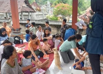 Tim dosen bersama mahasiswa dari Poltekkes Kemenkes Denpasar saat kegiatan. -IST/Balitopik.com