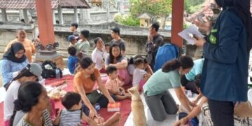 Tim dosen bersama mahasiswa dari Poltekkes Kemenkes Denpasar saat kegiatan. -IST/Balitopik.com