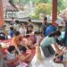 Tim dosen bersama mahasiswa dari Poltekkes Kemenkes Denpasar saat kegiatan. -IST/Balitopik.com
