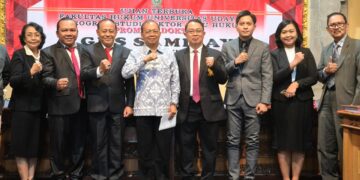 Wayan Koster saat jadi penguji eksternal sidang Doktor Agus Samijaya. -Balitopik.com