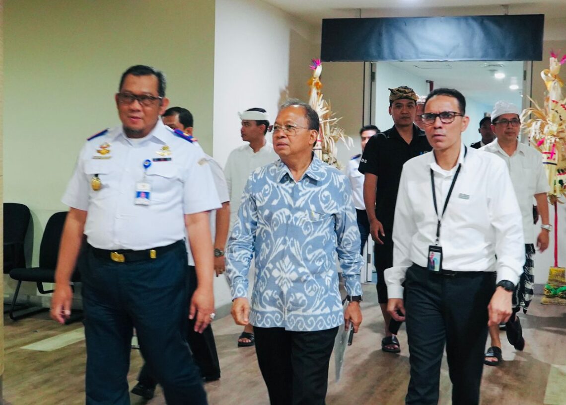 Gubernur Bali Wayan Koster (tengah) saat meninjau Bandara I Gusti Ngurah Rai (22/9/2025). -Balitopik.com