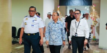 Gubernur Bali Wayan Koster (tengah) saat meninjau Bandara I Gusti Ngurah Rai (22/9/2025). -Balitopik.com