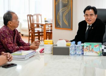 Wayan Koster saat bertemu dengan Yusril Izha Mahendra. -IST/Balitopik.com