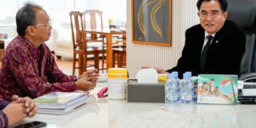 Wayan Koster saat bertemu dengan Yusril Izha Mahendra. -IST/Balitopik.com