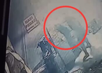 Tangkap layar rekaman cctv saat pelaku menghajar korban. -Balitopik.com