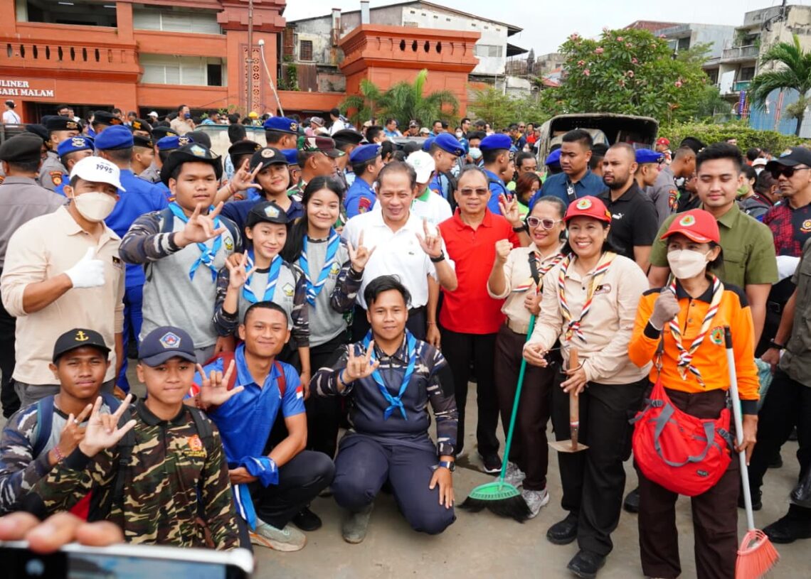 Menteri LH/BPLH RI Hanif Faisol Nurofiq dan Gubernur Bali Wayan Koster saat terlibat dalam aksi solidaritas di Pasar Badung dan Pasar Kumbasari. -Balitopik.com