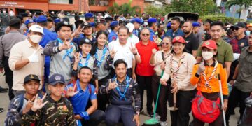 Menteri LH/BPLH RI Hanif Faisol Nurofiq dan Gubernur Bali Wayan Koster saat terlibat dalam aksi solidaritas di Pasar Badung dan Pasar Kumbasari. -Balitopik.com