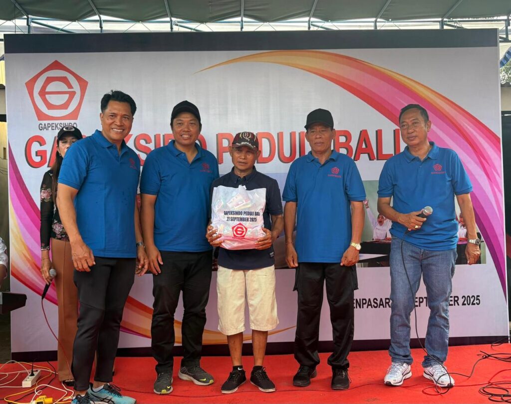 Simbolis pemberian bantuan dari Gapeksindo Bali kepada warga terdampak. -Balitopik.com