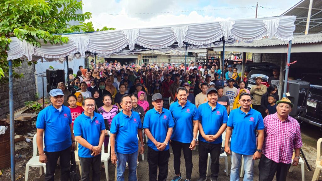 Pengurus Gaoeksindo Bali dan warga penerima bingkisan sembako. -Balitopik.com