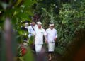 Gubernur Bali Wayan Koster saat mengunjungi Taman Gumi Banten dan Usadha Besakih. -Balitopik.com