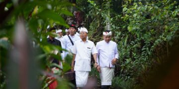 Gubernur Bali Wayan Koster saat mengunjungi Taman Gumi Banten dan Usadha Besakih. -Balitopik.com