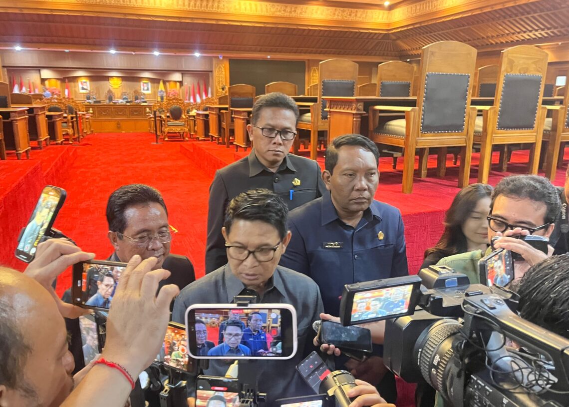 Bupati Badung I wayan Adi Arnawa didampingi Ketua DPRD Badung I Gusti Anom Gumanti. -Balitopik.com
