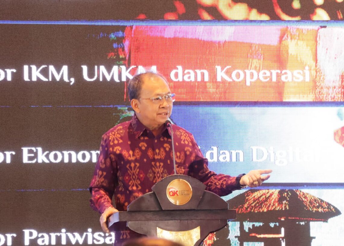 Sambutan Gubernur Bali Wayan Koster dalam Forum Pengembangan Ekonomi Daerah di Hyatt Regency Sanur, Senin (20/10/2025). -Balitopik.com