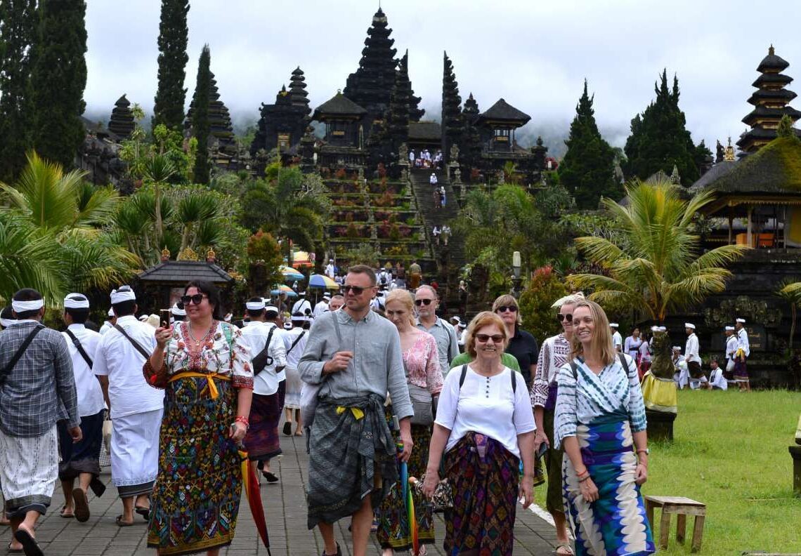 Sejumlah turis saat mengunjungi Pura Agung Besakih, Karangasem. -Foto: IST/Balitopik.com
