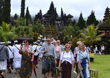 Sejumlah turis saat mengunjungi Pura Agung Besakih, Karangasem. -Foto: IST/Balitopik.com