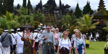 Sejumlah turis saat mengunjungi Pura Agung Besakih, Karangasem. -Foto: IST/Balitopik.com