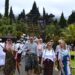 Sejumlah turis saat mengunjungi Pura Agung Besakih, Karangasem. -Foto: IST/Balitopik.com
