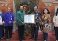 Sekda Bali saat menerima sertifikat akreditasi dan registrasi di Ruang Rapat Sekretariat Daerah Provinsi Bali. -Balitopik.com