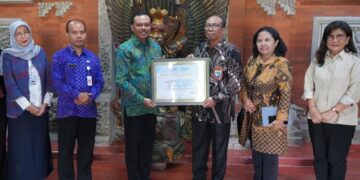 Sekda Bali saat menerima sertifikat akreditasi dan registrasi di Ruang Rapat Sekretariat Daerah Provinsi Bali. -Balitopik.com