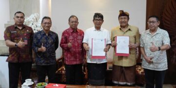 Gubernur Bali Wayan Koster, Bupati Badung I Wayan Adi Arnawa saat memanggil pihak GWK. -IST/Balitopik.com