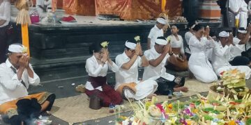 Bupati Badung I Wayan Adi Arnawa didampingi Nyonya Rasniathi Adi Arnawa Nodya Karya Piodalan di Pura Penataran Agung Batur Rening, Desa Adat Batur Rening, Desa Mambal, Kecamatan Abiansemal, Sabtu (18/10/2025). -IST/Balitopik.com