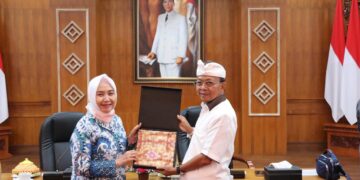 Kepala BMKG Dwikorita Karnawati (kiri) dan Gubernur Bali Wayan Koster. -Balitopik.com