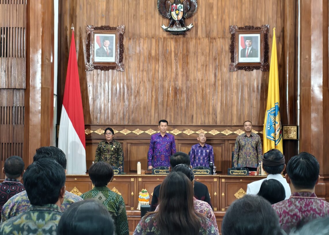 Foto Kiri: Wakil Gubernur Bali I Nyoman Giri Prasta, Ketua DPRD Bali Dewa Made Mahayadnya (Dewa Jack) dan jajaran pimpinan DPRD Bali lainnya. -Balitopik.com