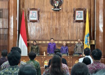 Foto Kiri: Wakil Gubernur Bali I Nyoman Giri Prasta, Ketua DPRD Bali Dewa Made Mahayadnya (Dewa Jack) dan jajaran pimpinan DPRD Bali lainnya. -Balitopik.com