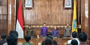 Foto Kiri: Wakil Gubernur Bali I Nyoman Giri Prasta, Ketua DPRD Bali Dewa Made Mahayadnya (Dewa Jack) dan jajaran pimpinan DPRD Bali lainnya. -Balitopik.com