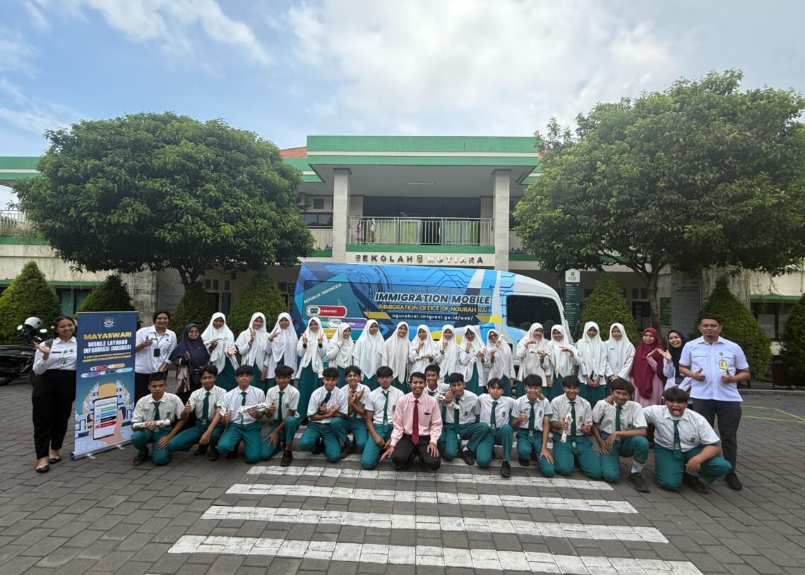 Tim Imigrasi Ngurah Rai saat sosialisasikan program Mayaswari di SMP Mutiara Bali, Jimbaran. -Balitopik.com